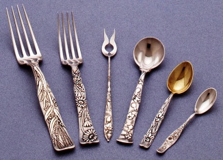 288set A Tiffany & Co. sterling silvers flatware place setting in the Vine pattern