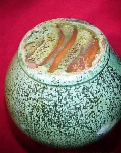 vintage-cole-pottery-nc-ring-handle-art-pottery-bottom The wheel-thrown vase has a rutile crystalline rustic glaze, and the red clay body, with stilt marks visible on the bottom.