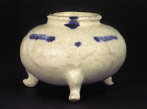 Tang Dynasty underglaze blue A stoneware water pot with underglaze blue splashes, Tang Dynasty (618-907).