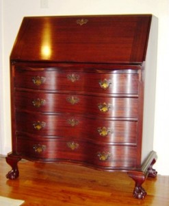 1940-striped By the 1940s, the striped pattern was less prominent as lesser grades of Khaya were used in furniture production.