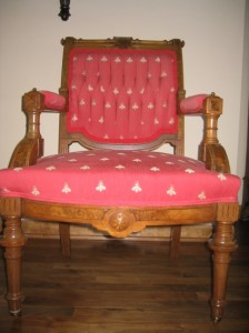 fauteuil Fauteuil – An open armed upholstered chair is called fauteuil.