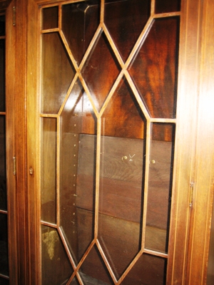 muntin Muntin – The thin plywood grill over glass in 20th century bookcases is meant to simulate the small pieces of wood that originally held individual panes of glass. It is called a muntin.