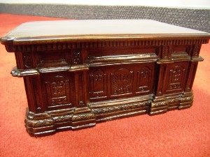 obama-oval-ofiice-desk-closeup1 Oval Office desk replica