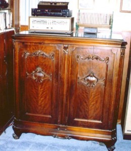 cabinet-closed This is a nicely made 1920s era Victrola cabinet.