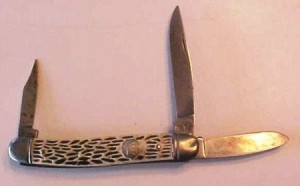 imerial-pocket-knife This is a nice vintage double blade pocket knife marked "IMPERIAL PROV. RI U.S.A." on the 2.2" long blade, with a crown above the mark, the other blades are 1.25" long.