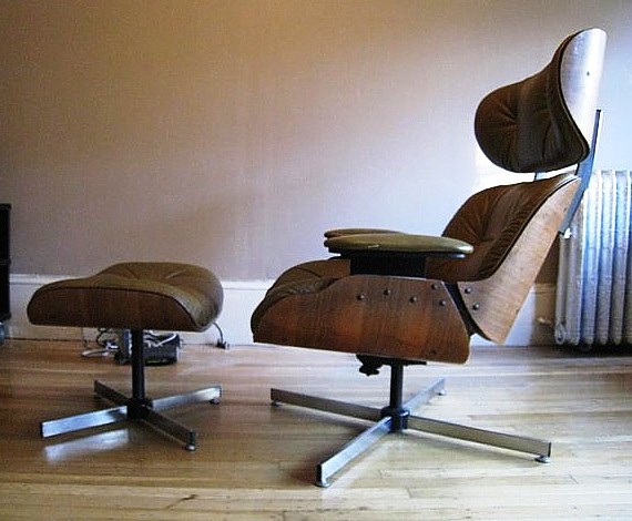 fakeeames One easiest way to tell a fake from the real Eames chair is by looking at the base. The real Eames lounge charge has a five-star base, unlike this fake, which has a four-star base.