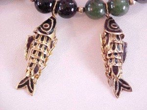 vintage-gold-fish-bracelet-closeup vintage-gold-fish-bracelet-closeup