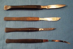blogscalpel1 These four fixed-blade scalpels all have wood handles. The scalpel at the top has a blunt metal end used for blunt tissue dissection.