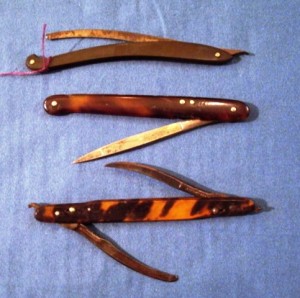 blogscalpel2 This style of folding scalpel was in use throughout the 19th century. The curved one at the top is an earlier curved-style with horn handle, while the tortoiseshell-handled scalpels are of a later, straight design. The double scalpel at the bottom is actually two bistouries. Bistouries are scalpels with longer, thinner blades that can be curved or straight.