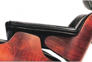eames-repair-i This is an Eames lounge that has not been repaired. You need to inspect a chair closely before deciding to buy.