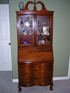 secretary The real name for this form is not “Gov. Winthrop.” It is called a bookcase/secretary.