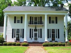 belle-oaks The beautiful Belle Oaks antebellum home in Macon, Miss., is listed for sale at a reasonable $295,000.