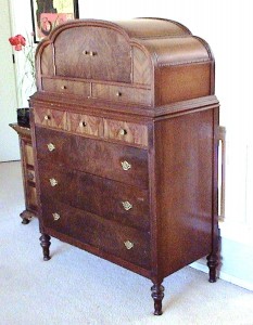 Chifforette Chifforette – The Depression era version has the doors on top rather than on a side. Often narrow drawers are concealed behind the doors similar to a mid 19th century linen press.