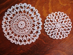 tatting6 Two simple tatted doilies.