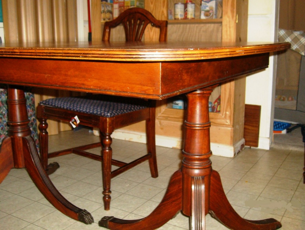 Table The skirt, pedestal and legs of this “Duncan Phyfe mahogany” table are made of the universal secondary wood of the first half of the 20th century—red gum.