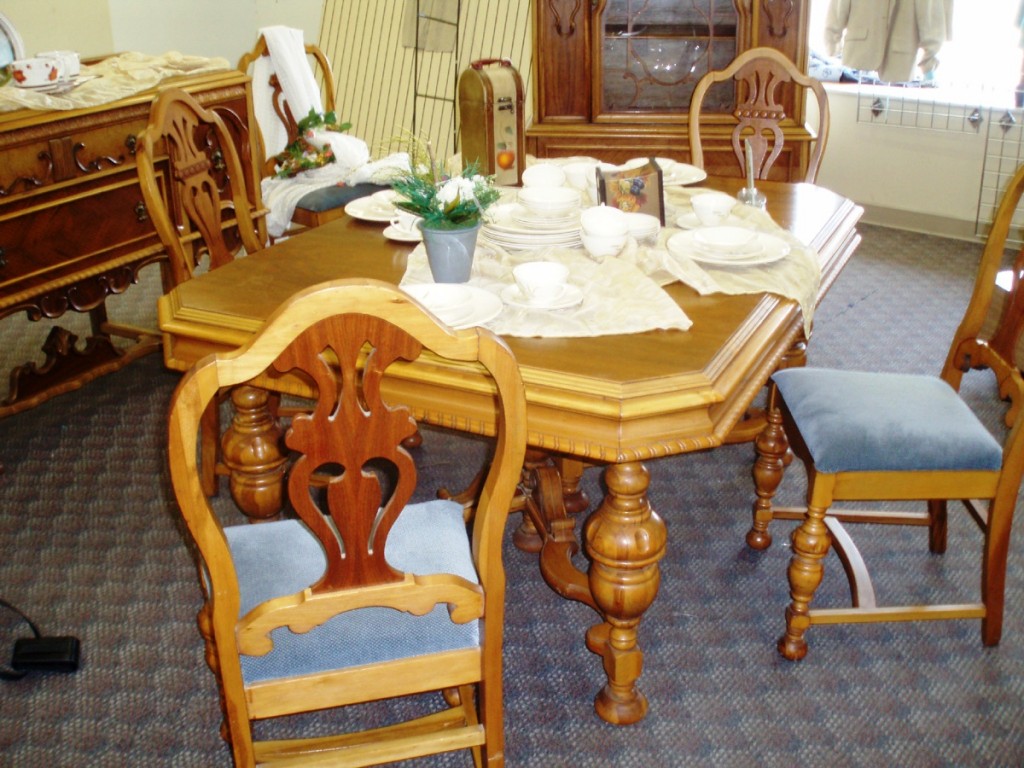 Walnut set The only part of this Depression era “walnut” dining room set that is walnut is the veneer on the table top and the chair splats. The rest of the set is pure gum.