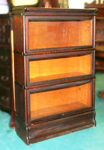 Globe2 This is the typical oak Mission style Globe-Wernicke bookcase from the 1910s.
