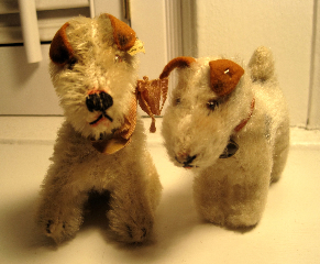 foxy sit stand_worthpoint Steiff’s Foxy Fox terriers in the sitting and standing versions.