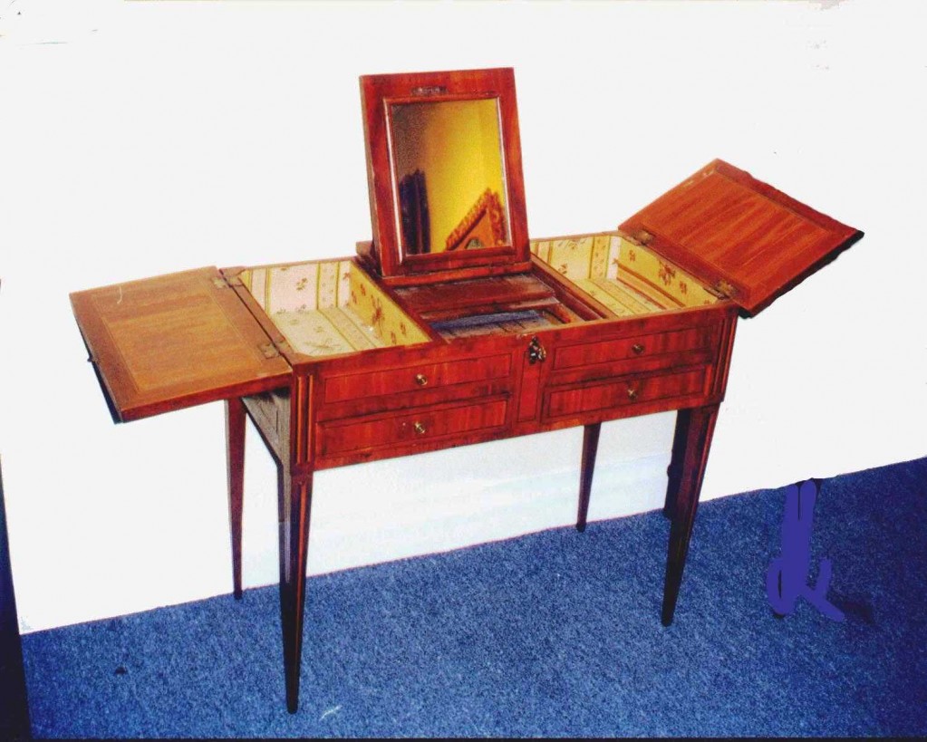 Poudreuse One of the earliest forms of the vanity is the poudreuse, meaning “powder” in French or “duster of the man” in French slang, referring to the generous use of face powder in make up. It was a very rare example of the combination of an attached mirror and wooden case in the 18th century. Fixed mirrors were not usually a part of the dressing table until the early 19th century. The popularization of the poudreuse predated the heyday of the celebrated English dandy, George Bryan Brummel, 1778-1840, by several decades but his name became associated with the form merely because of his notoriety.