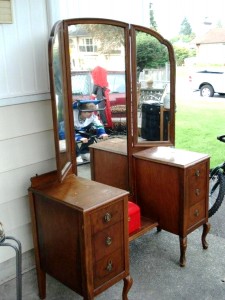 Three mirror The most popular vanity of the 20th century was the three-mirror drop center version of the late 1910s to the 1930s.