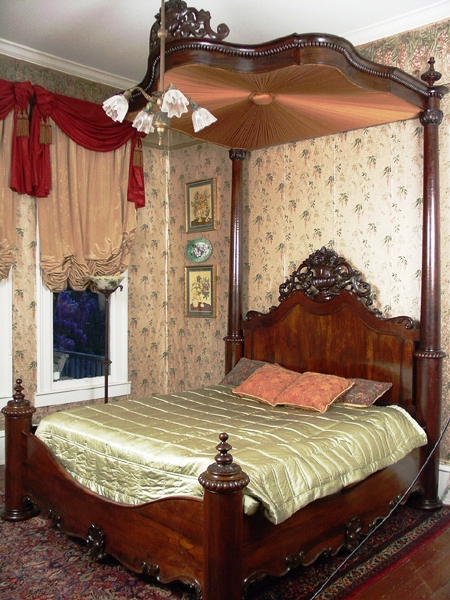 Mallard bed This Rosewood rococo three-quarter plantation bed by P. Mallard highlighted the sale of contents from the Bella Vida mansion in Aberdeen, Miss., garnering $40,320.