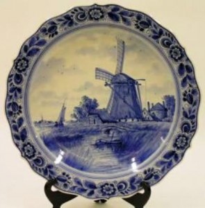 zuidplate-g This Dutch Delft plate was made by PZH (Plateelbakkerij Zuid-Holland), which was founded in the town of Gouda in South-Holland (Zuid-Holland) in 1898.