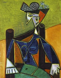 Femme assise dans un fauteuil