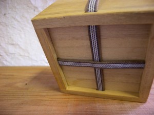 Bottom_view_of_tomobako_with_cord_holes