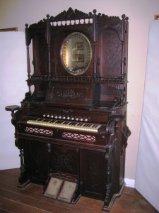 Photo 9 parlor organ