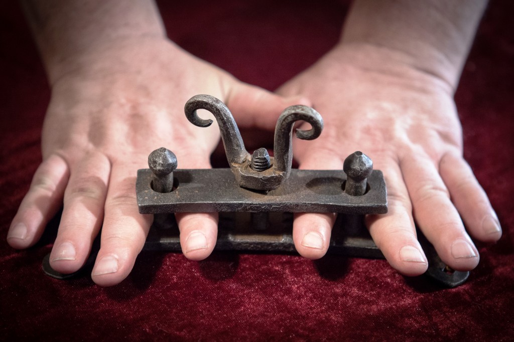 FINGERSCREW1