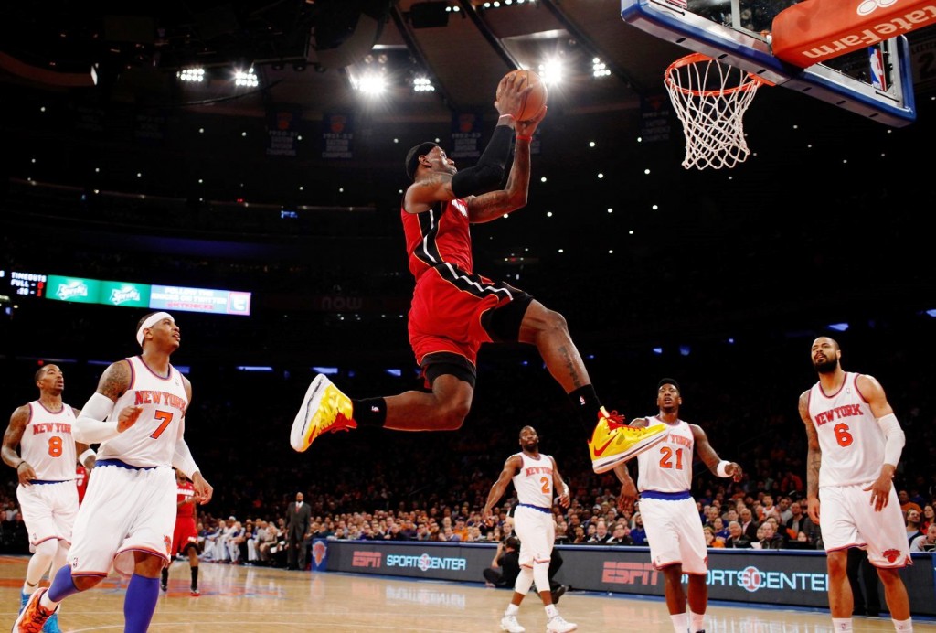 lebron-james-dunks-while-knicks-watch