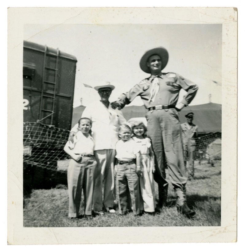 Harris020 Dr & midgets, giant