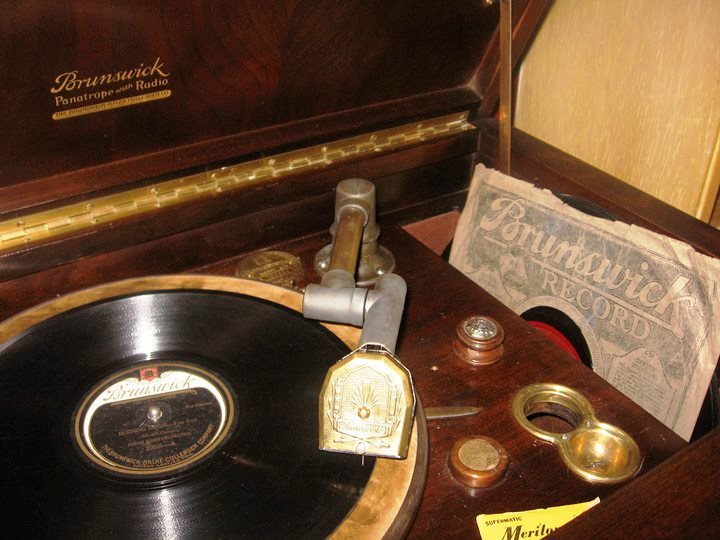 Photo 4 Inside the Brunswick phonograph