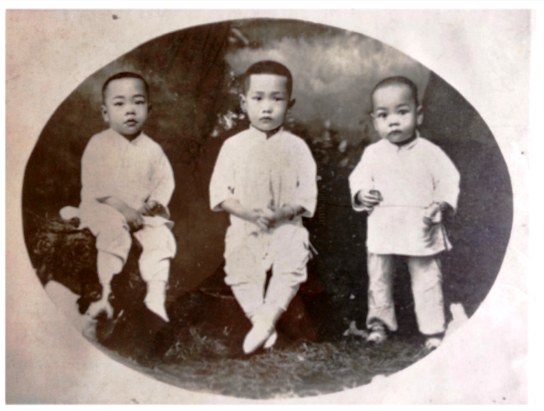 The Lo Family Siblings