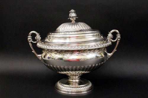 This George III period sterling silver lidded tureen by Rebecca Emes and Edward Barnard I of London, circa 1809, should fetch between $8,000 and $12,000.
