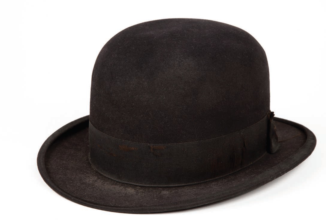 Шляпа чаплина 7. Шляпа Чарли Чаплина. Чарли Чаплин в шляпе. Шляпа котелок Чарли Чаплина. Чарли Чаплин в шапке.